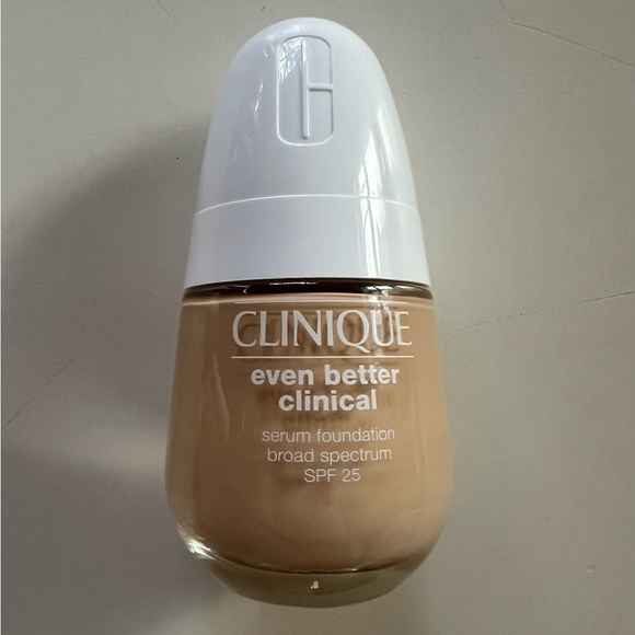 NIB Clinique Even Better Clinical Serum Foundation Broad Spectrum SPF 25 - Linen - Picture 7 of 9